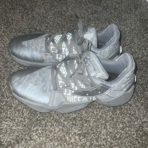 Basketball shoes